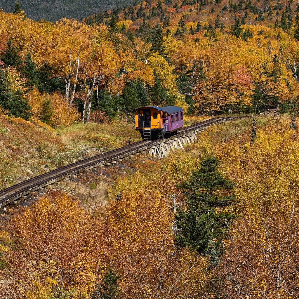 Zug der Mount Washington Cog Railway vor Herbstpanorama