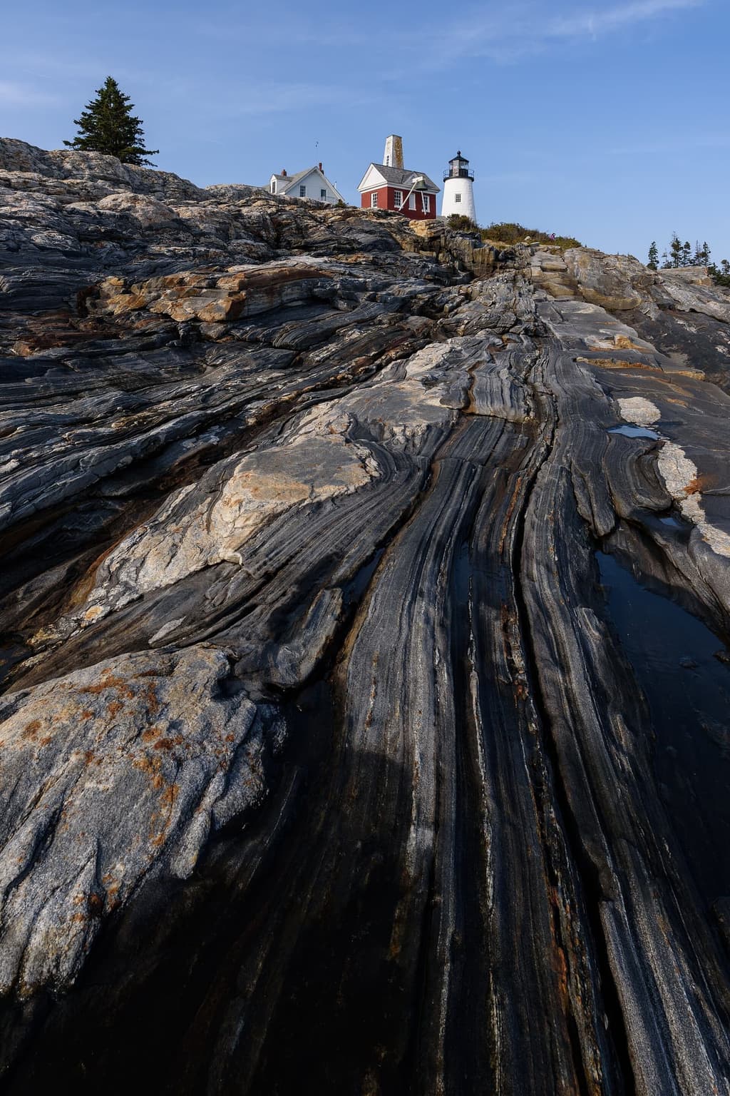 Pemaquid Point Light auf den gestreiften Gneis-Bändern der Küste Maines