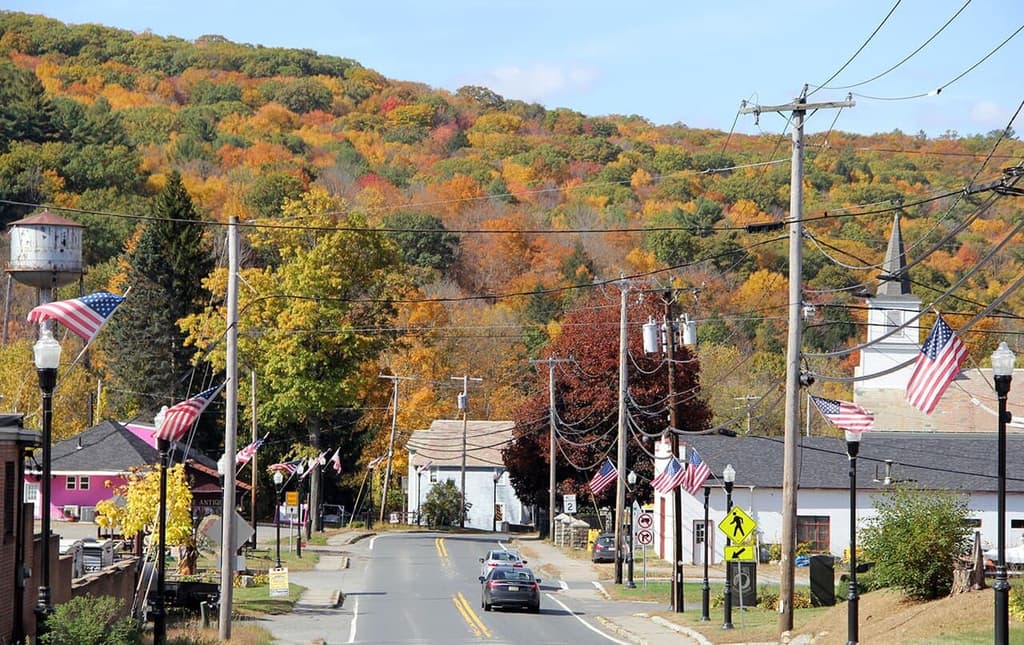 Herbstlich gefärbte Waldhügel in Vermont